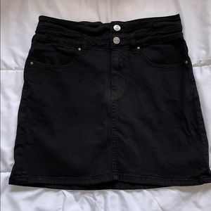 Black, highwaisted jean skirt.
